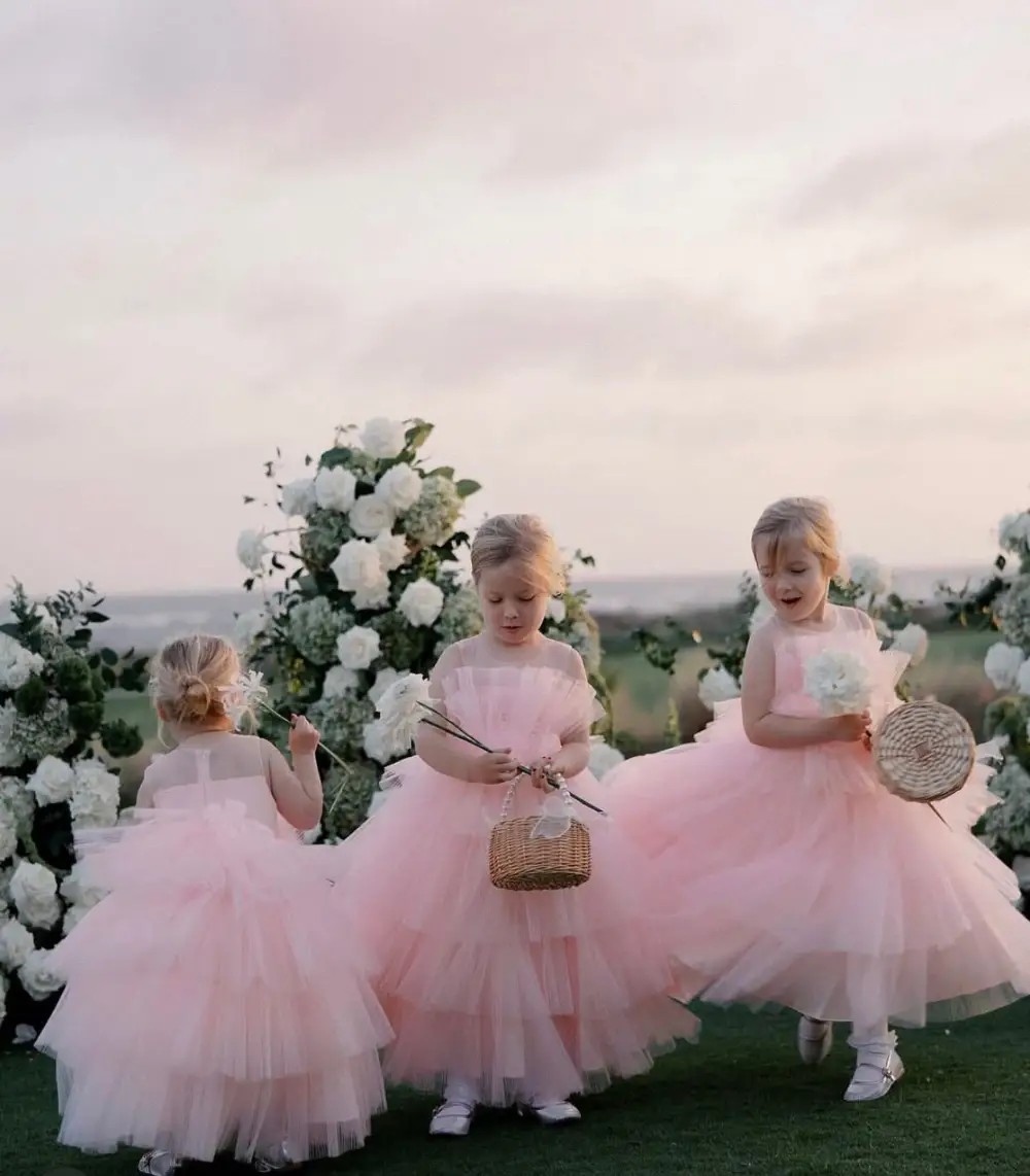 Flowergirls wearing pink dresses.